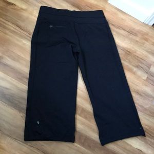 Wide leg Capri with zippered pocket